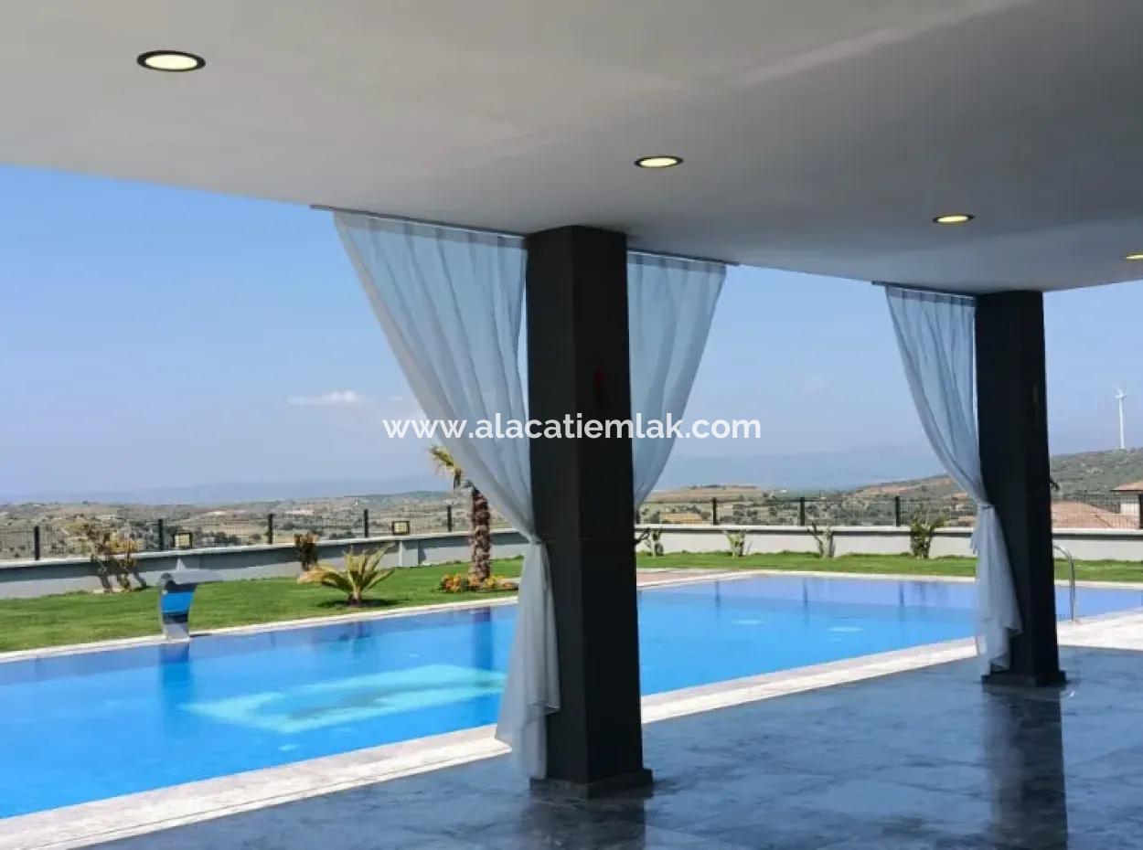 Zu Verkaufen In Cesme Ovacik 6 2 Luxuriöse Freistehende Villa Mit Modernem Pool