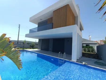 Çeşme Şifne'de Müstakil Havuzlu 4+1 Sıfır Lüx Villa